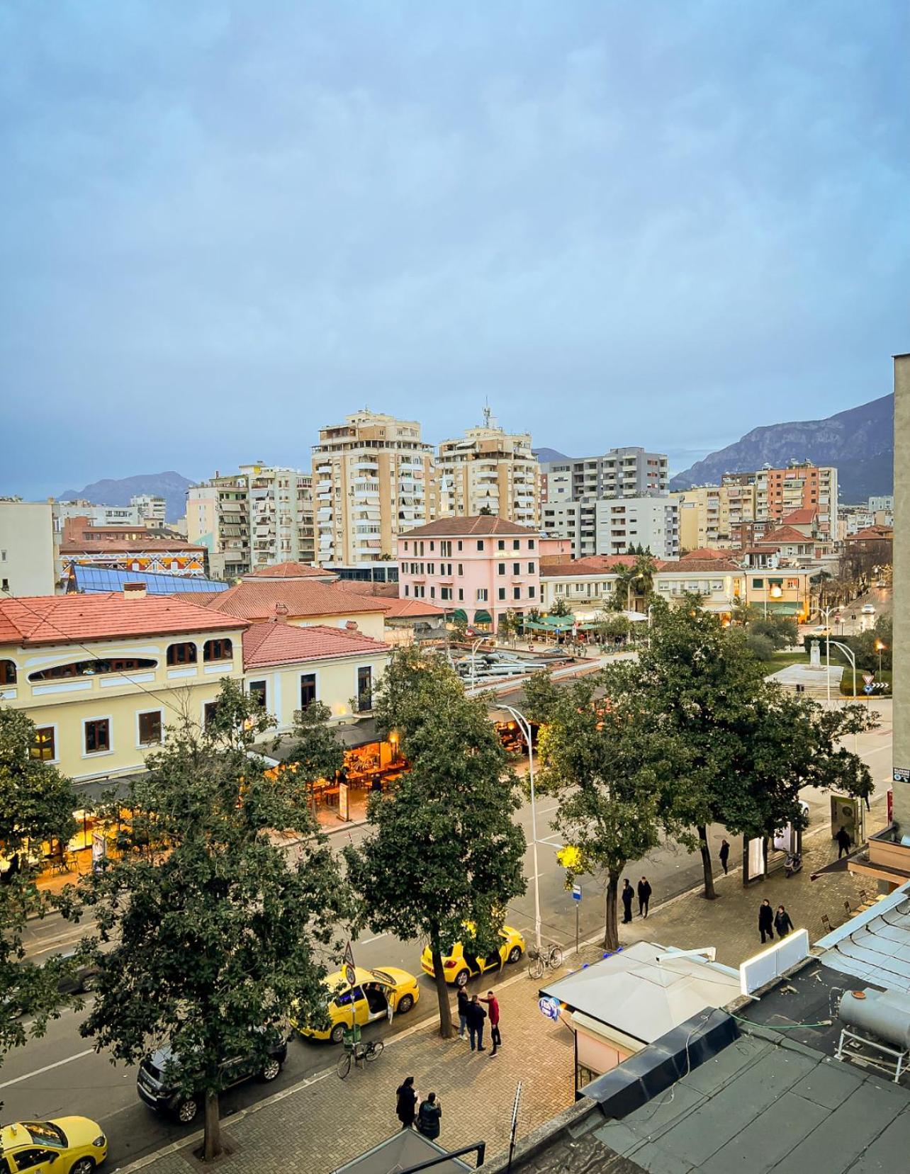 Old Bazaar Seven Lägenhet Tirana Exteriör bild